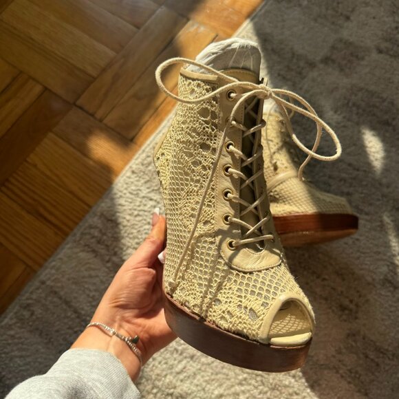 Stuart Weitzman beige lace-up platform booties with lace mesh overlay and leathe - Picture 5 of 8